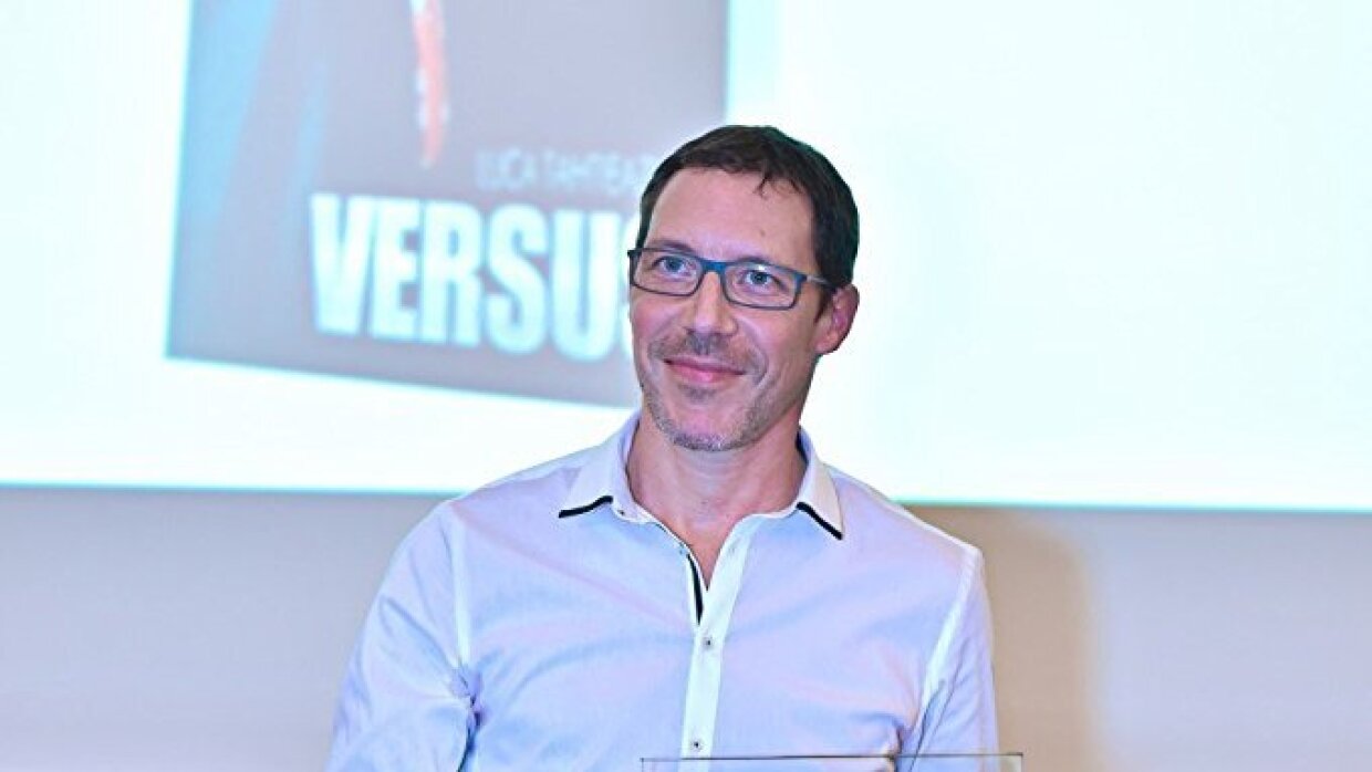 L'auteur autoédité sur KDP Luca Tahtieazym présente le trophée de la Plume des Lecteurs qu'il vient de recevoir pour son livre "Versus" à l'occasion de la cérémonie des Plumes Francophones 2017.