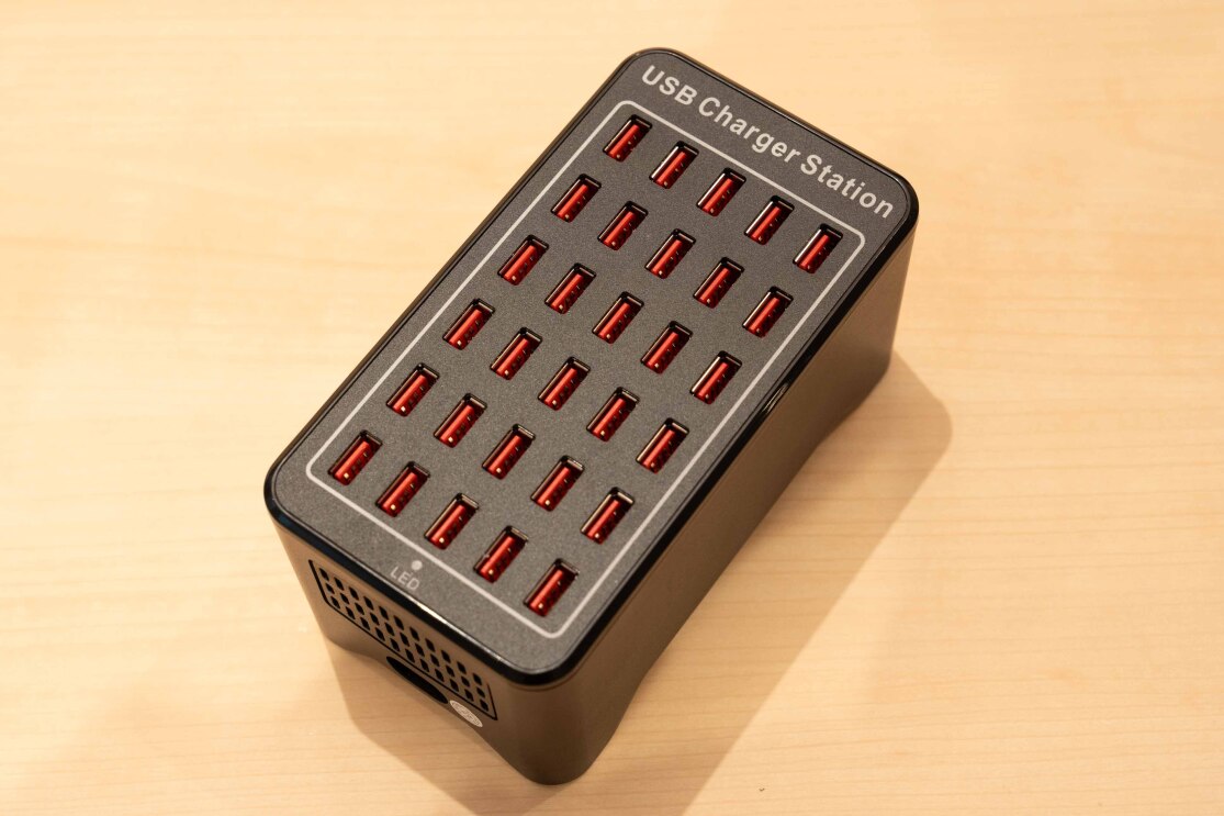 USBポートが30個ついたタイプの充電ボード