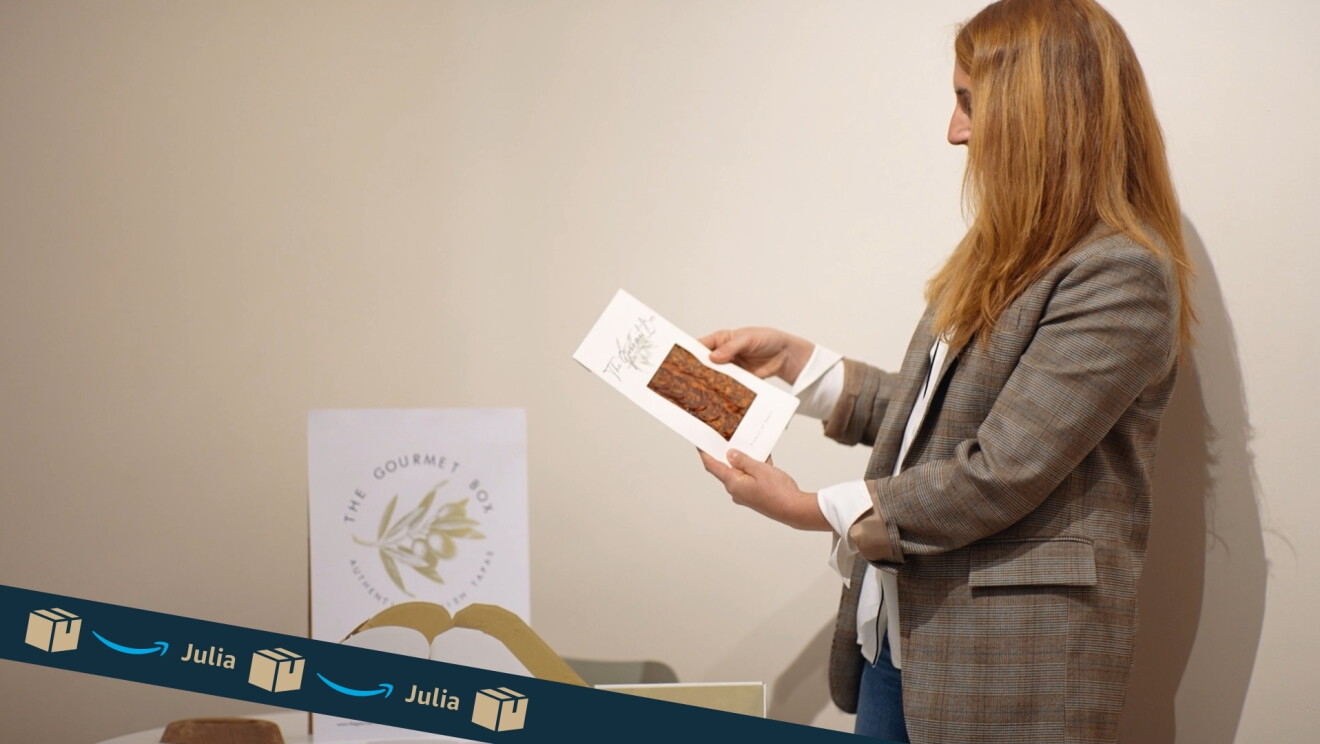 Mirando un paquete de chorizo envasado al vacío aparece Julia de The Gourmet Box. 