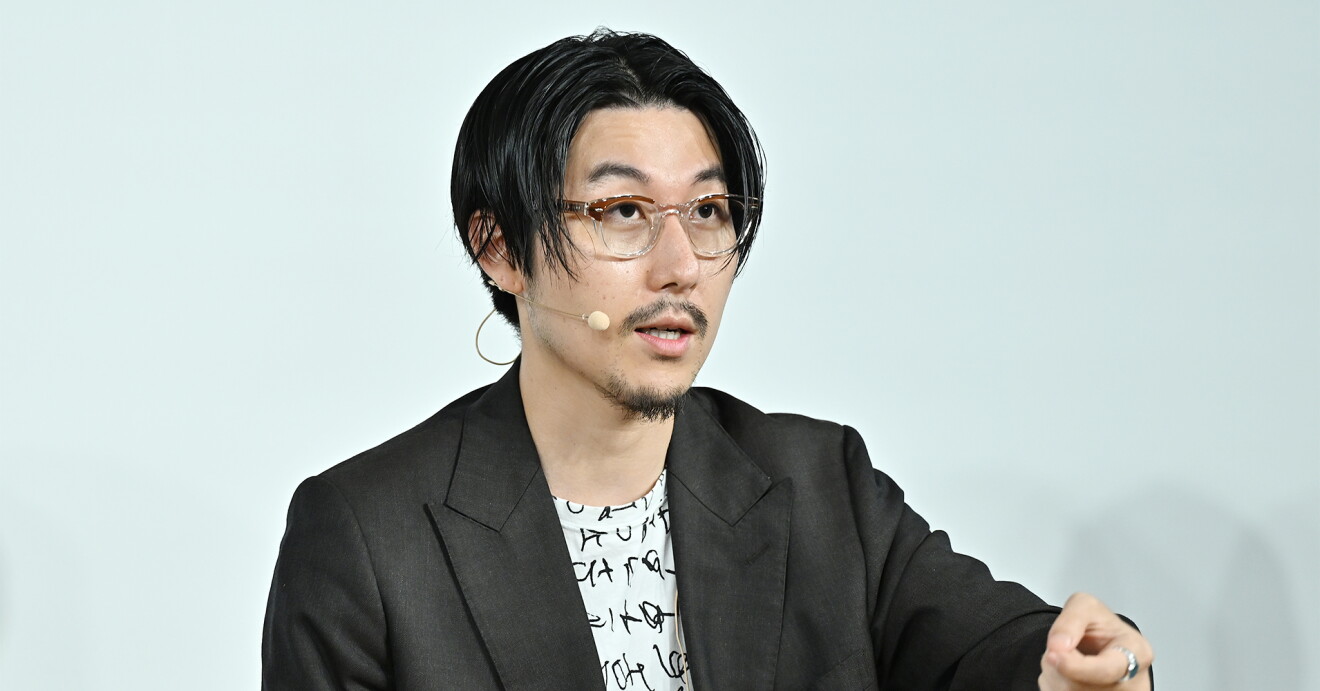 グレーのジャケットを着た男性