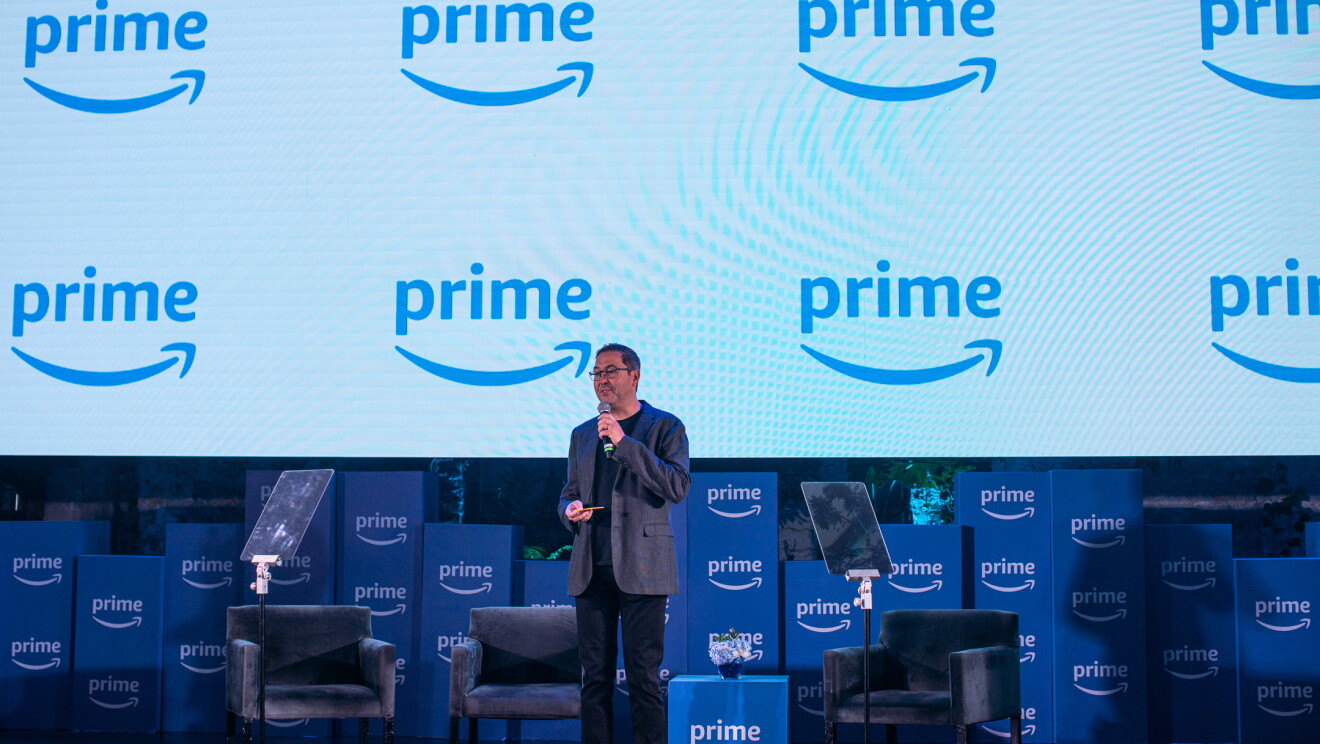 En un escenario con una pantalla llena de logos de Prime aparece con un micrófono Paulo Koelle, director de Prime Video en América Latina