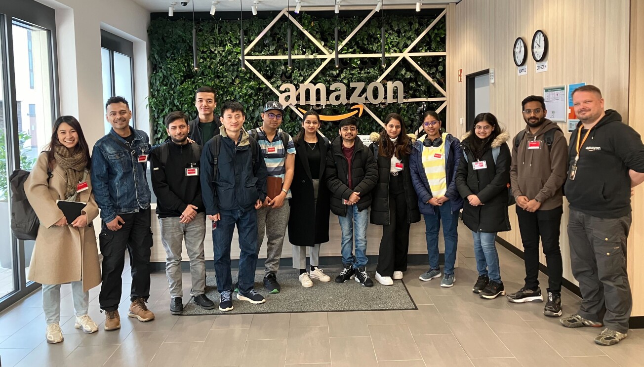 Internationale Studierende testen Programmierfähigkeiten bei AWS in Dresden