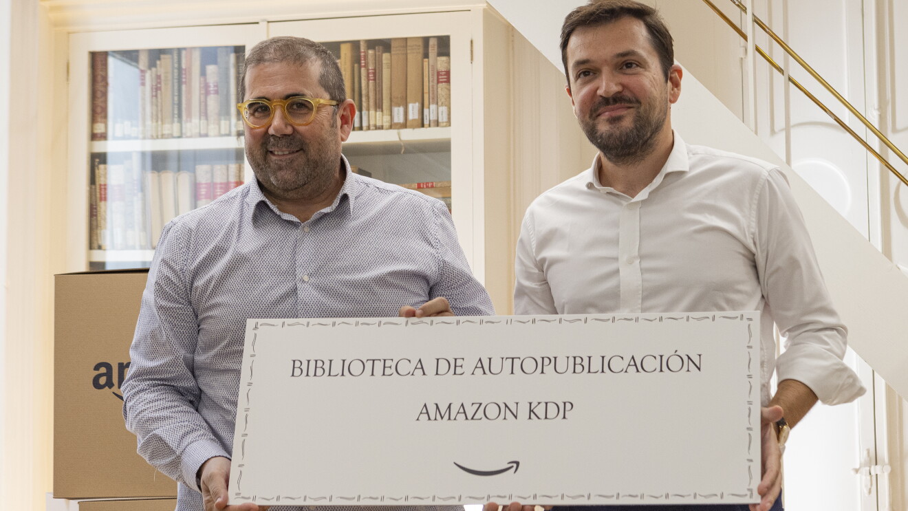 Federico Buyolo, director Cultural de la Fundación Ortega-Marañón y Andrea Pasino, responsable de Amazon KDP para España.