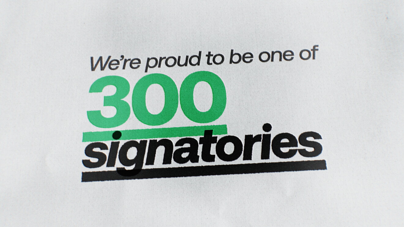 Blatt Papier, auf dem zu lesen steht: We're proud to be one of 300 signatories (wir sind stolz darauf, einer von 300 Unterzeichnern zu sein)