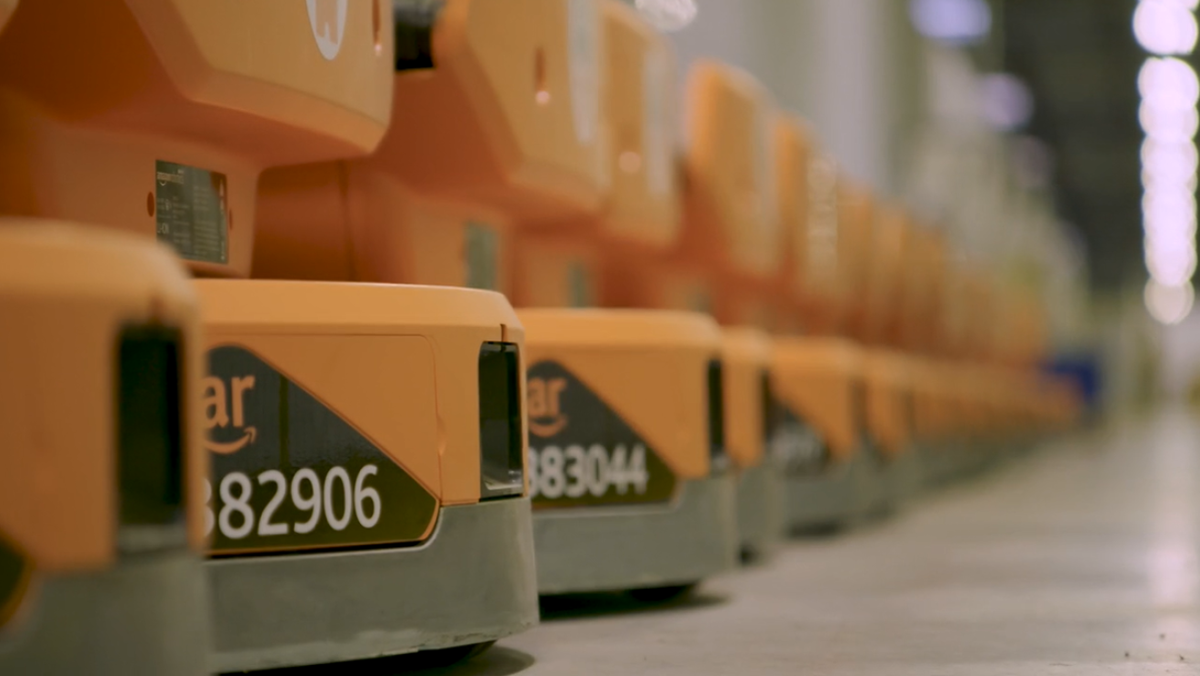 Barberá del Vallés (Barcelona) será el primer centro de Europa con tecnología Pegasus. Hay muchos Pegasus drives desenfocados y parados. Solo el primer se ve con claridad: es de color naranga y tiene un número de referencia. 