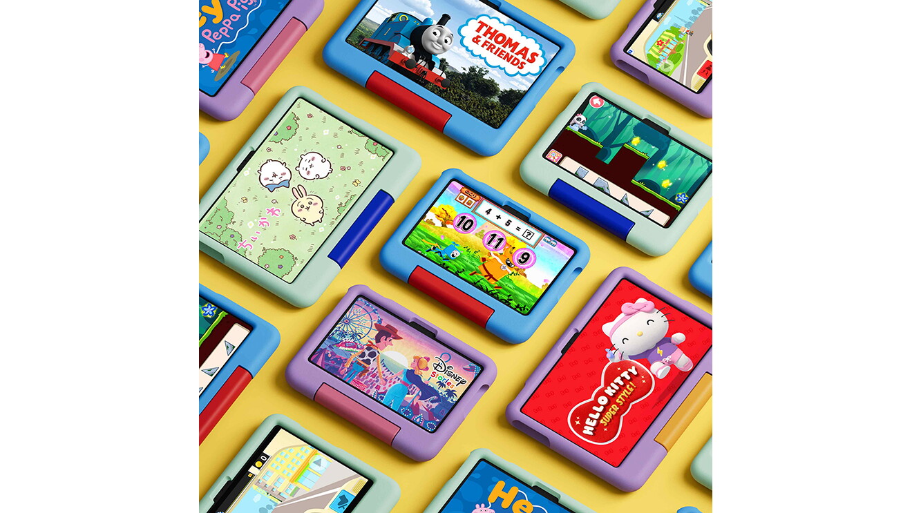 カラフルな子供向けタブレットが多数並べられている。画面には可愛いキャラクターや子供向けコンテンツが表示されている。