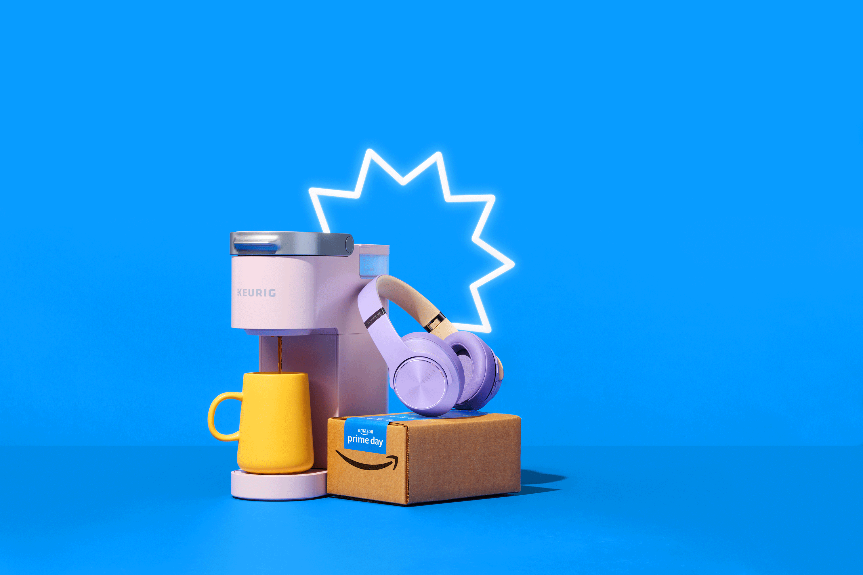 Eine animierte Illustration mit einer Kaffeemaschine, einem Amazon Päckchen und Kopfhörern auf blauen Hintergrund für den Prime Day 2025.