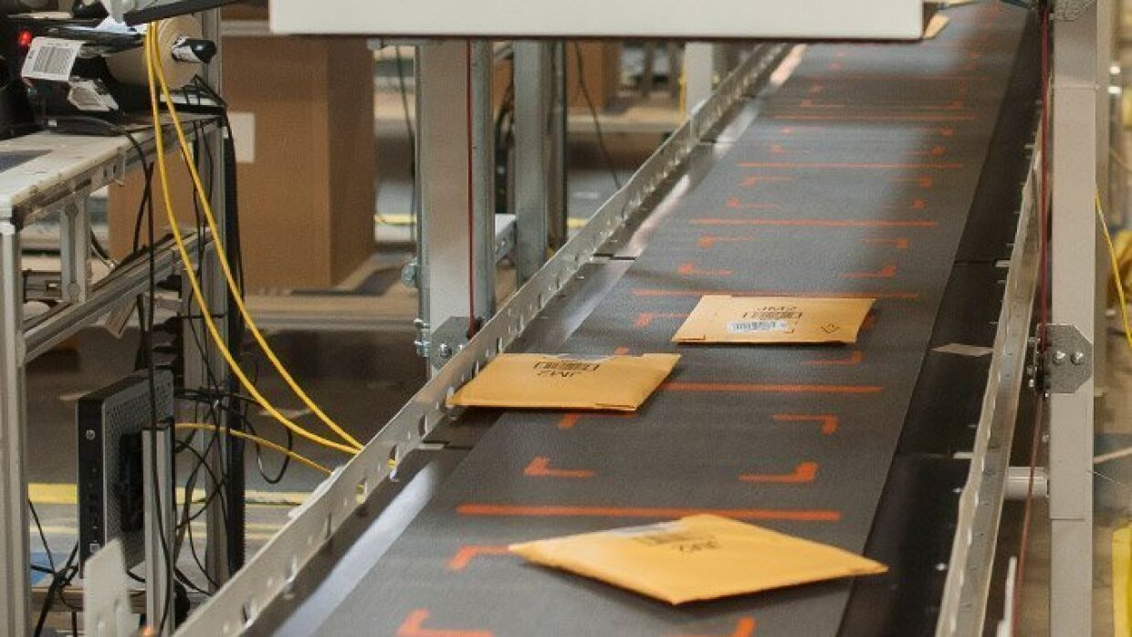 Cinta transportadora con tres paquetes.