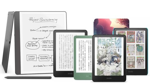 【編集】グレーの躯体で、スクリーンに英語の手書きのメモが書かれているKindle scribe、その前に置かれた付属のペン、黒い躯体のKindle Paperwhiteのスクリーン側と背面、薄い緑色のKindleのスクリーン側が並んでいる