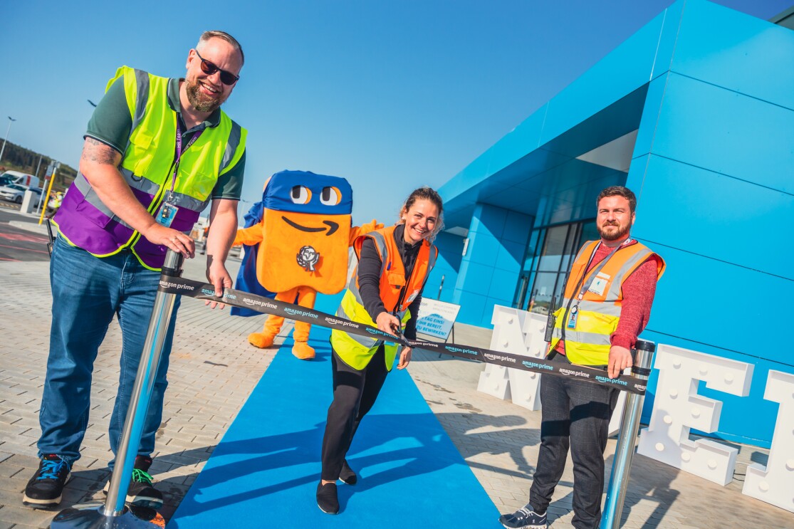 Mitarbeiter:innen im Amazon Logistikzentrum Hof-Gattendorf