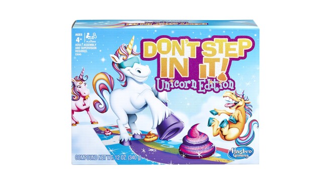 一个游戏,叫做不介入!独角兽版中,玩家被蒙上眼睛,试图躲避独角兽的粪便。