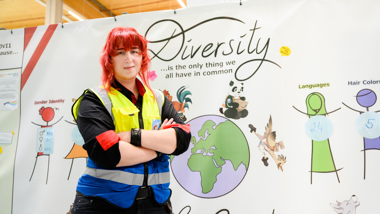 Leo vor der Diversity Wall im Verteilzentrum, die er selbst gestaltet hat.