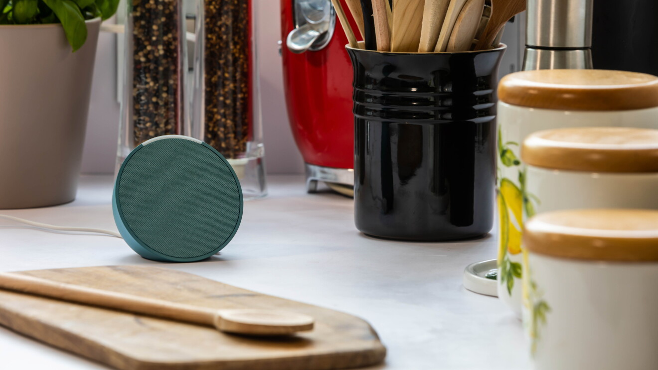Un dispositivo Echo Pop su un ripiano di una cucina