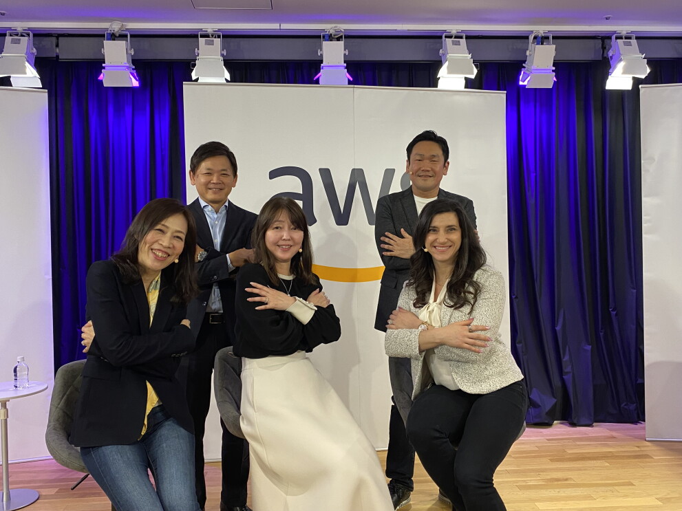 トークに登壇した5人がIWDのテーマに合わせたポーズをとっている（胸の前で手をクロスさせて自分を抱きしめるようなポーズ）