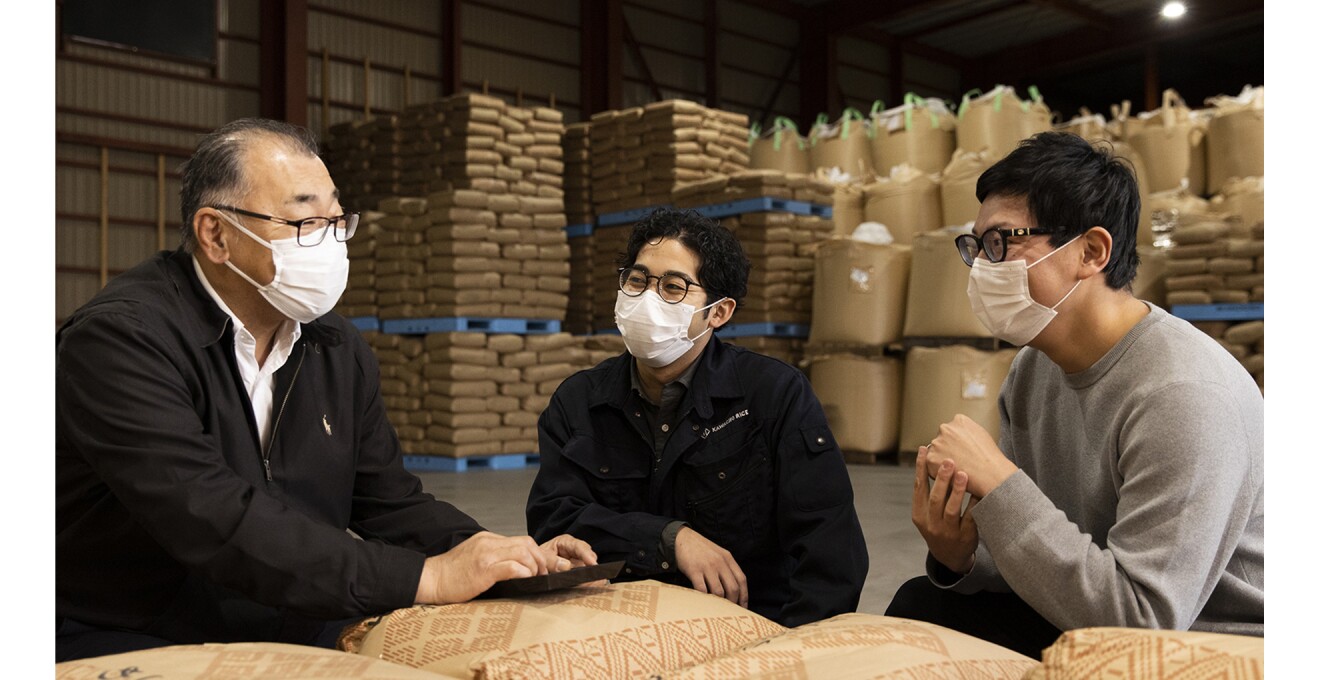 和やかに打ち合わせする様子