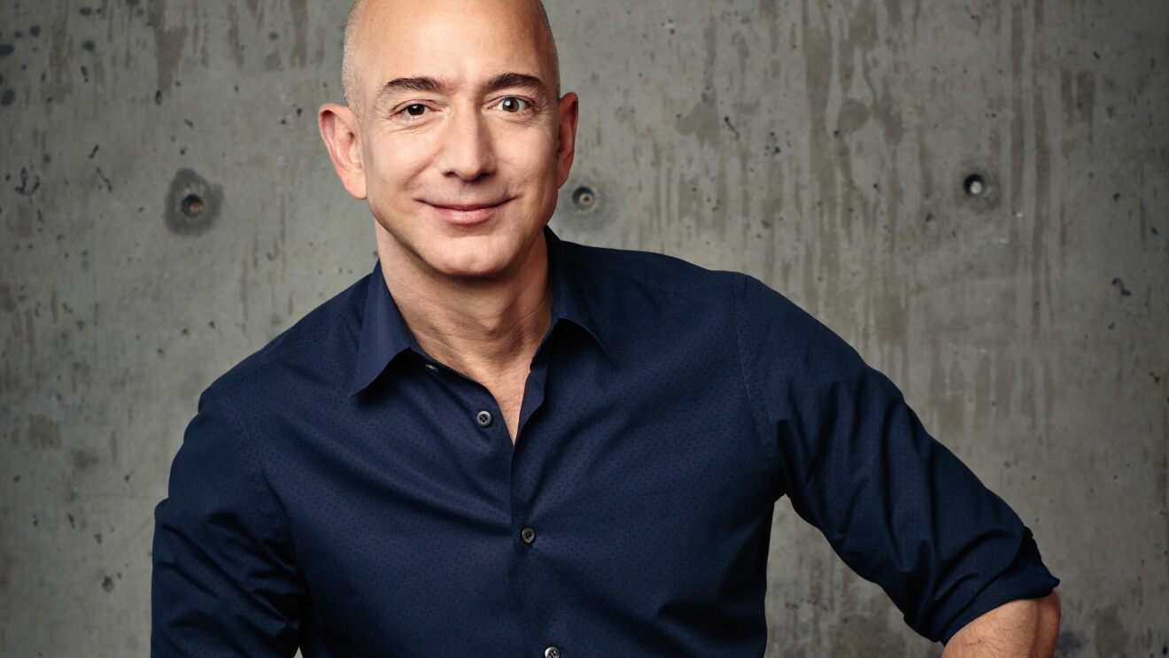 Jeff Bezos_dunkelblaues Hemd_Jeanshose