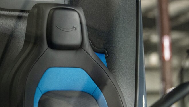 带有亚马逊微笑标志的方向盘和车座。