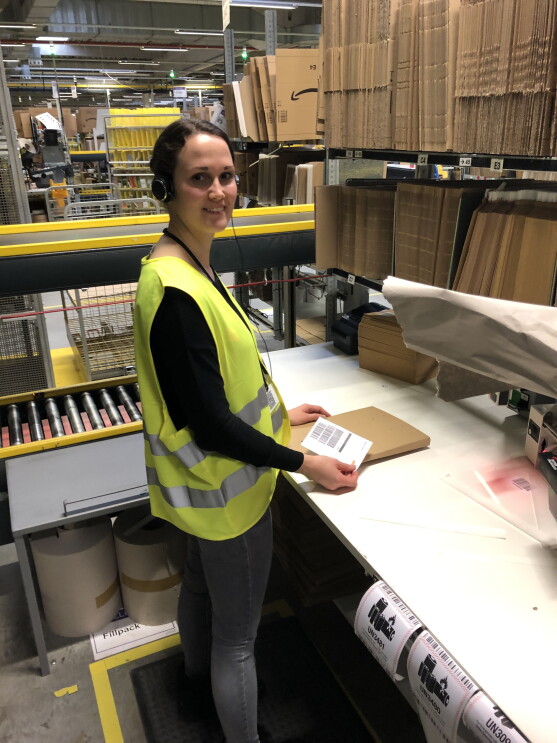 Im Amazon Logistikzentrum packen Besucher Valentinstagspäckchen für ihren Schatz
