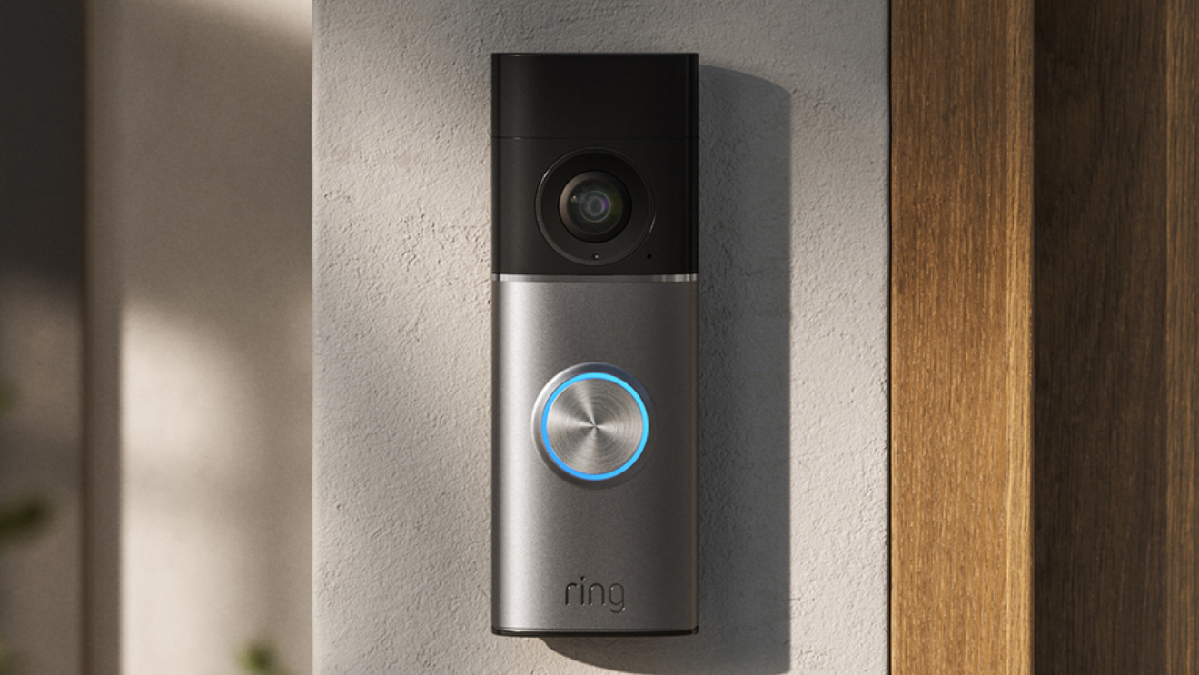 Appareil Amazon Ring 4K fixé à l'extérieur d'une porte