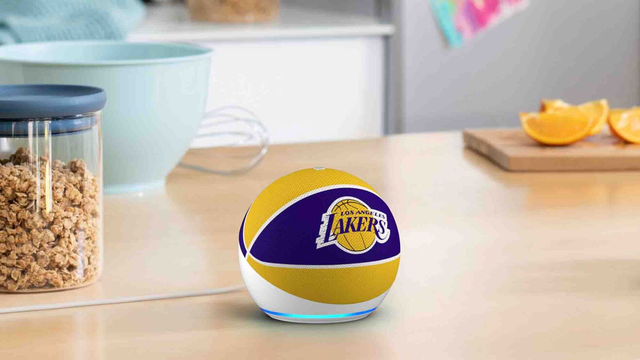 キッチンカウンターの上に置かれた球状のデバイス。バスケットボールを模したデザインで、レイカーズのロゴ入り。カウンターにはまな板やキャニスター、ボウルなどもある。