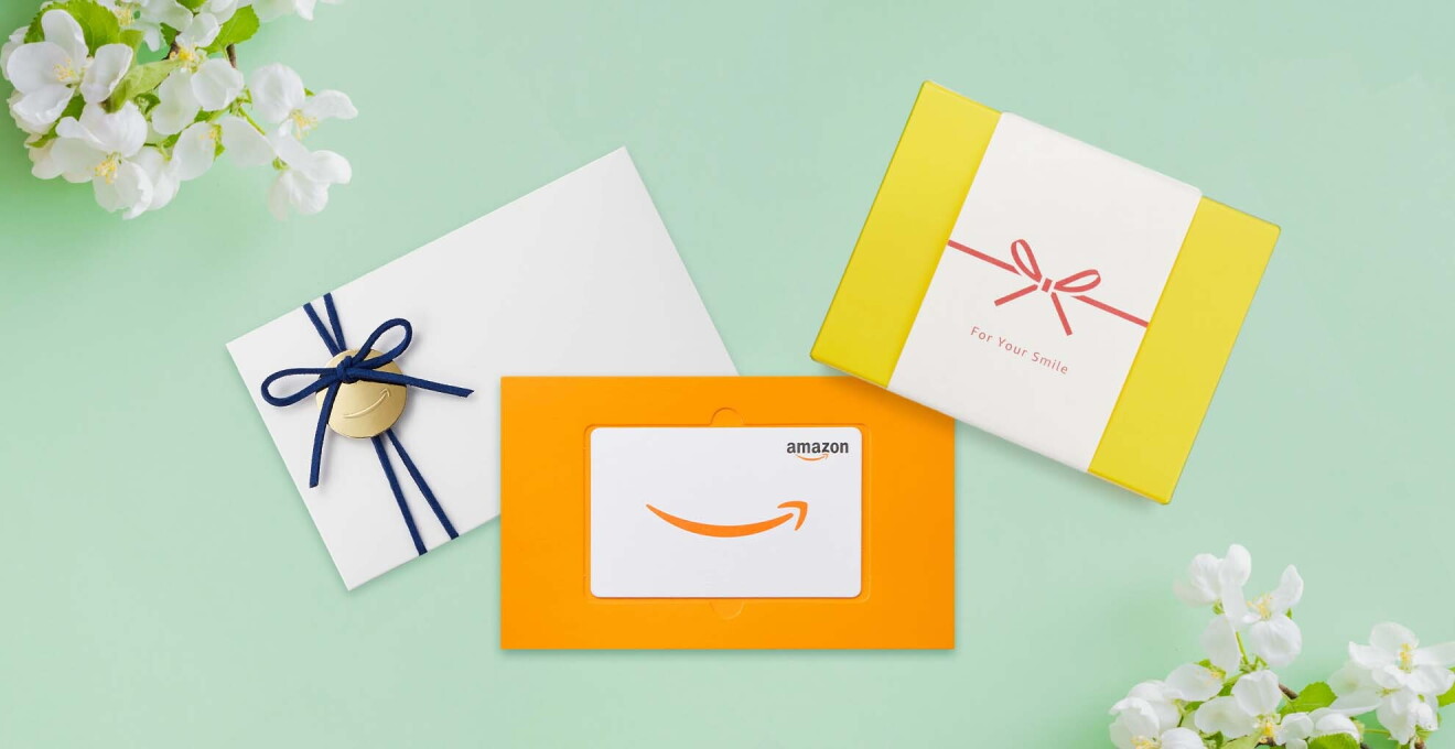 Amazonのギフトカード、オレンジ色の封筒入り、黄色の箱入りパッケージには熨斗紙がついている