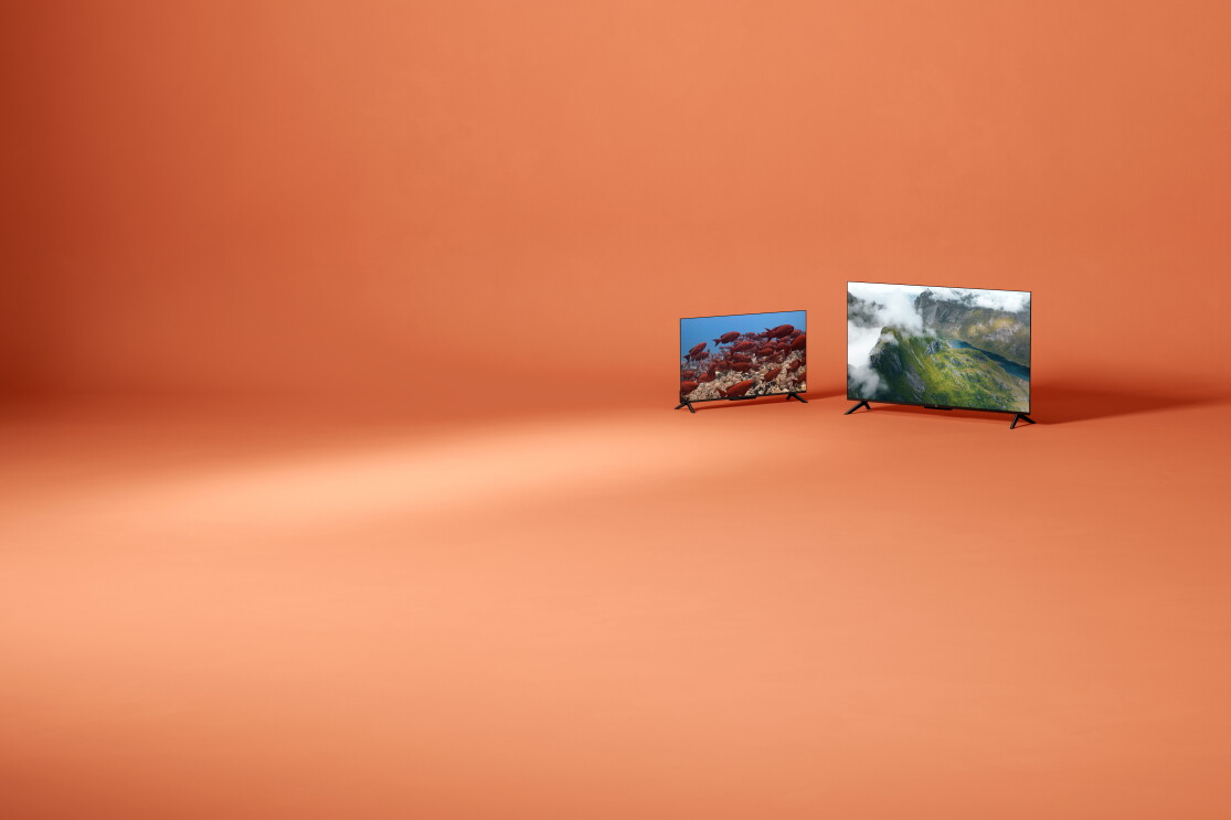 Deux FireTV devant un fond orange