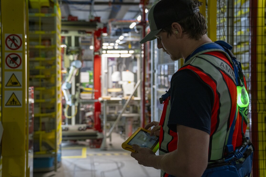 Ein Roboter mit Tastsinn wird in Logistikzentren von Amazon eingesetzt und von Mitarbeitenden getestet.