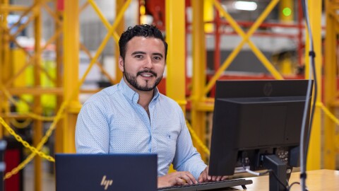 En el centro logístico de PRIDE LEÓN hay una empleado de Amazon trabajando en un ordenador.