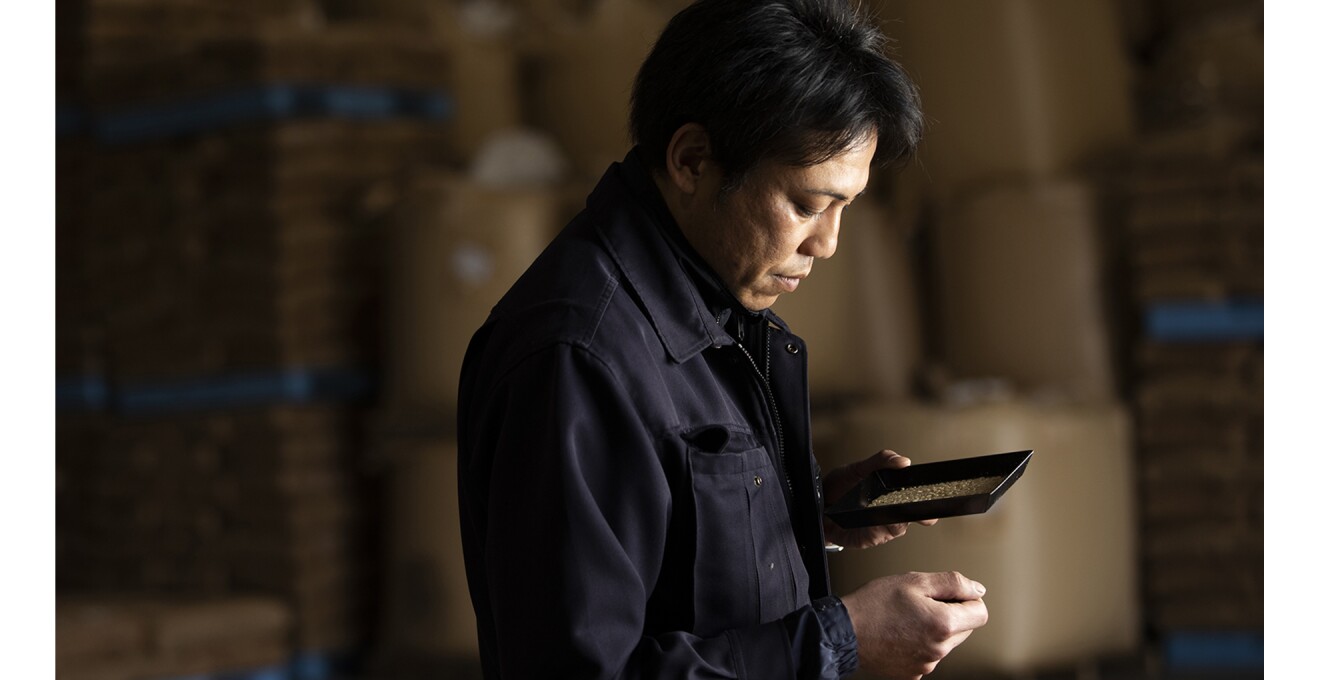 検査員が米粒を検査する様子