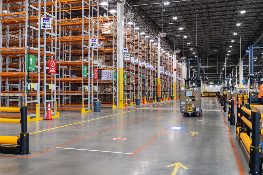 Les centres d’entreposage et de distribution d’Amazon sont des installations spécialisées où les stocks sont entreposés et gérés, puis envoyés aux centres d’expédition régionaux, permettant ainsi d’honorer davantage de commandes de clients dans les meilleurs délais.