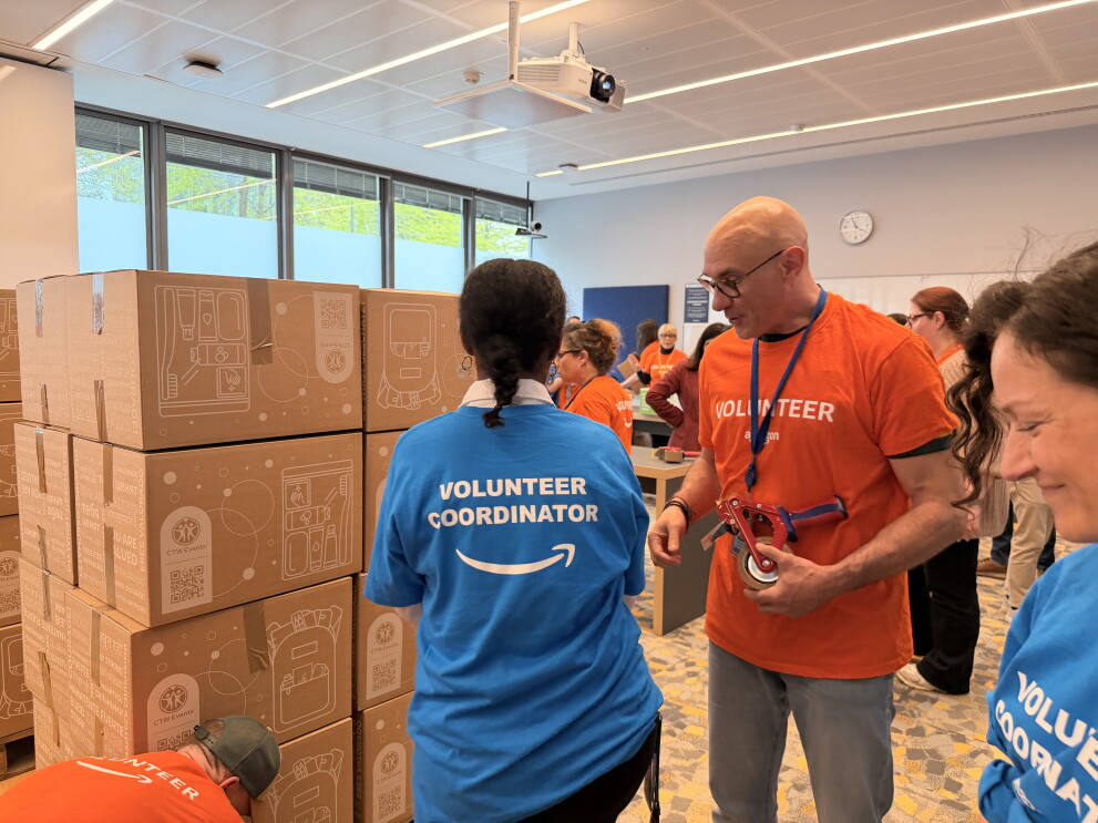 Stefano Perego, Amazon Vice President for International Operations, and Luxembourg Amazonians volunteering  