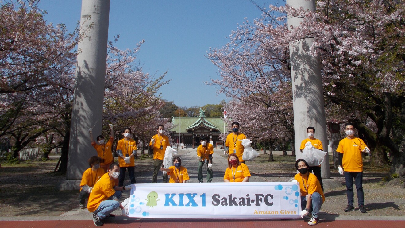 葉桜の季節、清掃後に神社の前で集合写真