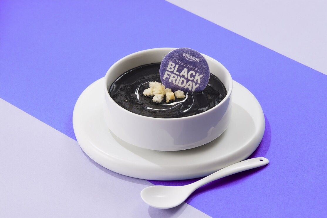 白いスープ皿に黒いスープが入っている