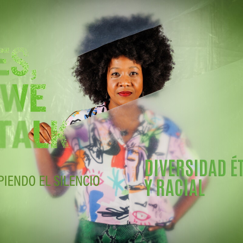 Dayan va vestida con una camisa estampada con dibujos que parecen garabatos de colores de niños. Es una persona afrodescendientes que aparece con el pelo suelto. En el lado izquierdo está el lema de la campaña Yes, we talk, debajo rompiendo el silencio. En el lado derecho Rompiendo el silencio. El texto es de color verde y el plástico también tiene el mismo color que se va degradando hasta convertir en blanco en el centro de la imagen. 