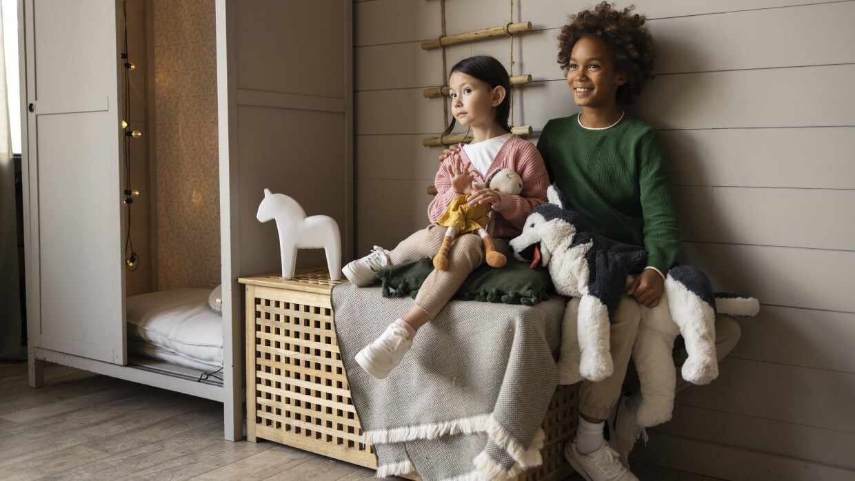 Crianças passam tempo juntos em casa
