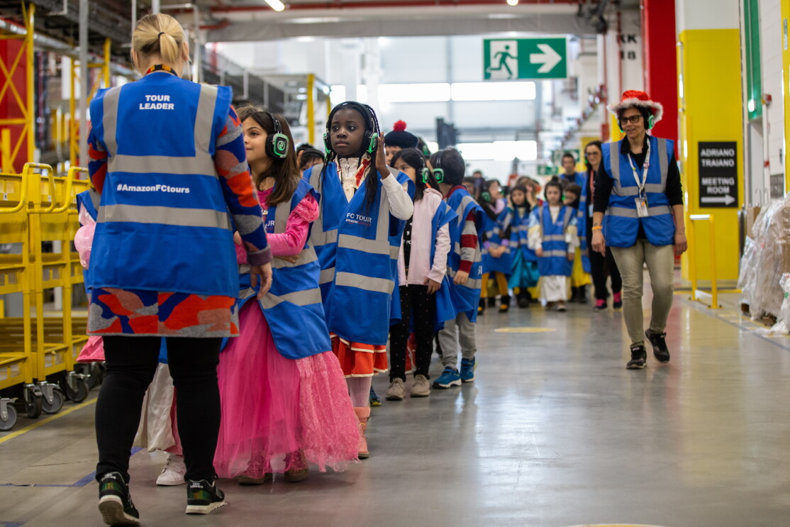 I bambini di Passo Corese visitano il centro di distribuzione in maschera