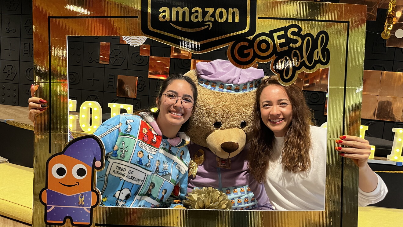 Amazonians vestidos con pijamas haciéndose una foto en un photocall. 