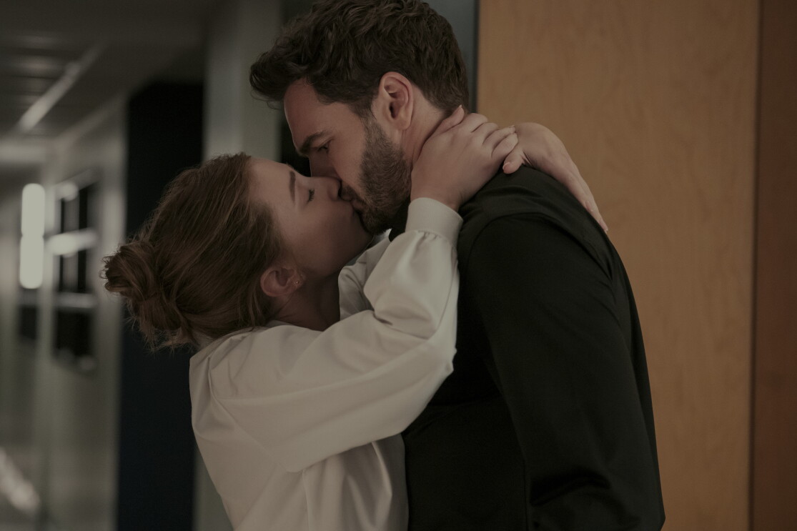 The Love Hypothesis cover image - girl kissing boy