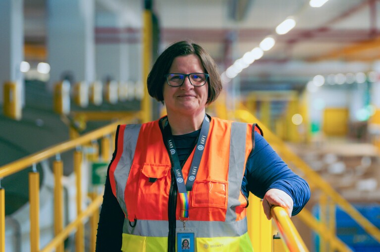 Porträt einer jungen Frau mit halblangen braunen Haaren.