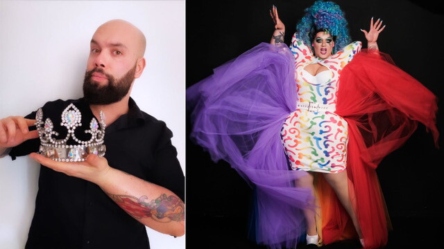 Sulla sinistra, un uomo con la camicia nera regge in mano una corona finta con dei diamanti. Sulla sinistra, una drag queen con un abito colorato e ali di tulle rosse e viola. 