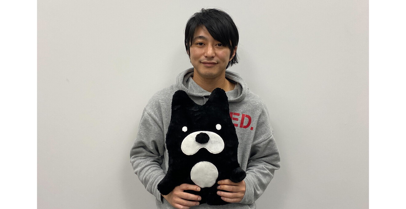 ABEMAのマスコットのぬいぐるみを抱いた塚田さん