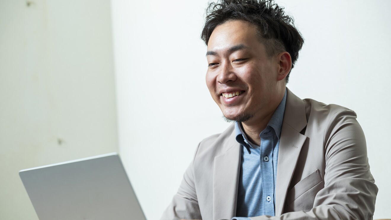 パソコンに向かっている男性