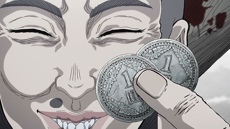 指で挟んだ2枚の硬貨を見せつけ、満面の笑みを浮かべるアニメキャラクターの顔のアップ。頭の後ろの木片に血痕が見える。