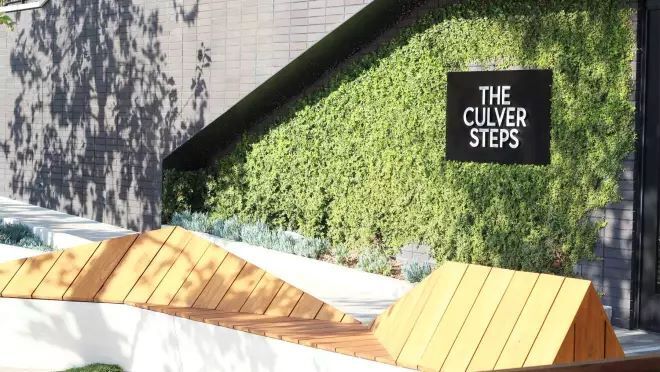 黒いプラカードに書かれた「The Culver Step」が草壁に掛けている。