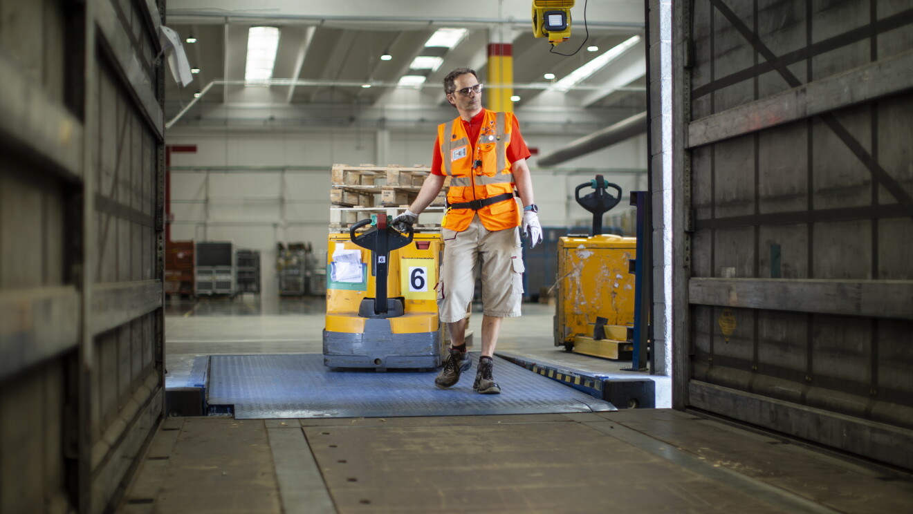 Vincenzo, a man with an orange vest, is working in a FC