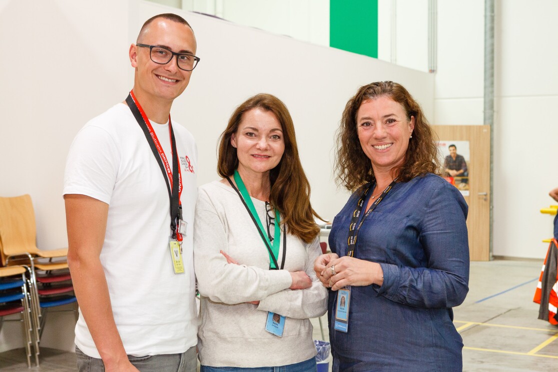 2 Frauen mit dem DKMS-Koordinator 