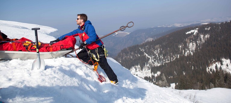 Mirko Friedrich von der Bergwacht Schwarzwald in den Bergen im Einsatz.