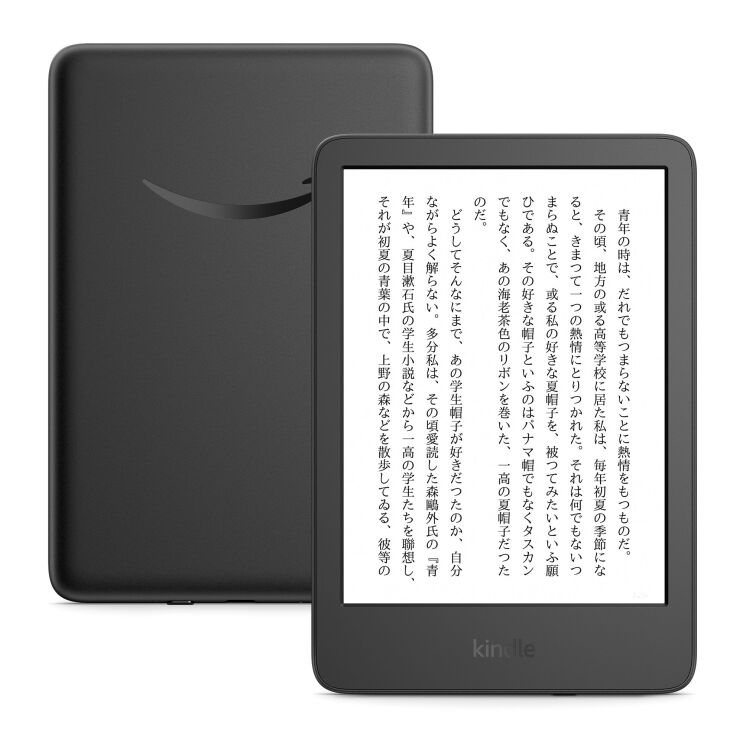 2台の黒いタブレット(Kindle)が並んでいる。左は背面でAmazonのロゴが見える。右にはタブレットのスクリーンに小説の文章が表示されている。