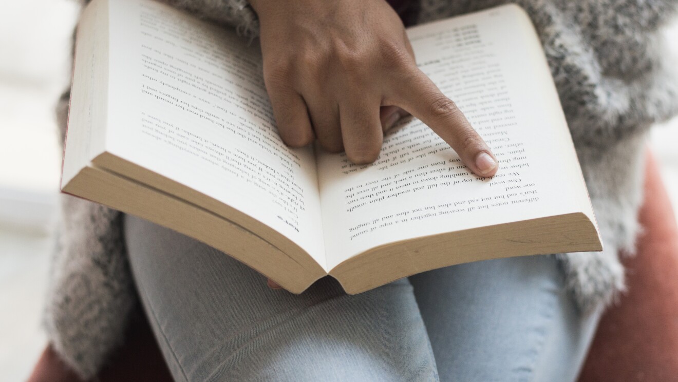 Mulher sentada lendo um livro