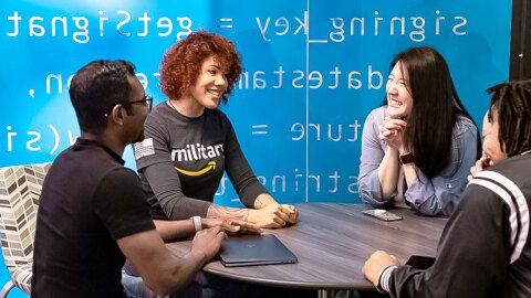 亚马逊的照片中的铅军嫂奖学金计划与三人坐在圆桌。